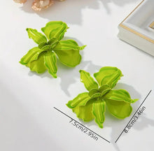 Load image into Gallery viewer, Green orchid earring
